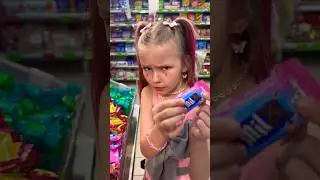 Милита обожает конфеты 😅