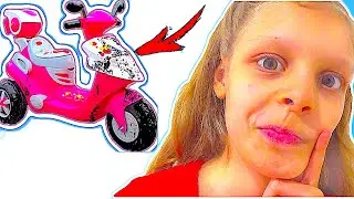 Настя и Катя играют в автомойку для мини байка.