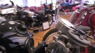 Una hermosa motocicleta muy vieja.