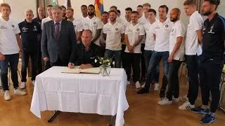 Aufsteiger tragen sich ins Goldene Buch  der Stadt Aue ein