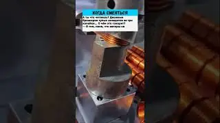 Отец заводит сына в туалет 