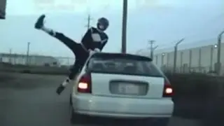 Le Power Ranger noir attaque un policier