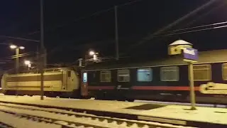 E402b 125 icn + e464 485 pr,due treni Intercity notte e regionale, serata innevata a Ronco Scrivia