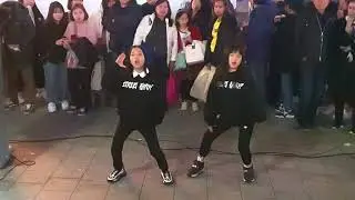 20191123. LOVELY LITTLE GIRLS. 'BABY SHARK' 'UH-OH' 'ICY' COVER. CUTE HONGDAE BUSKING.