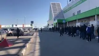 Омичи выстроились в очередь в Леруа Мерлен во время самоизоляции