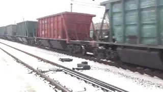 Електровоз ВЛ11-555 з вантажним поїздом на станції Ізюм