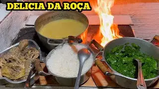 COMIDA CAIPIRA NO FOGÃO A LENHA SOPA DE GALINHA EM UM DIA CHUVOSO