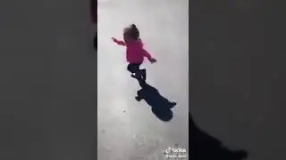 Kendi gölgesinden korkan kız