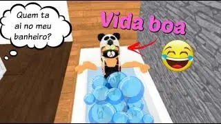 TAKING A BATH AT MY NEIGHBOR'S HOUSE IN ROBLOX!😂😱 (Bloxburg)