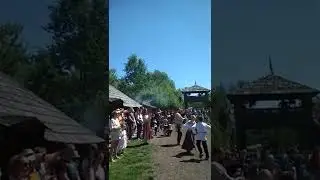 Беларускія дзеці таньчаць на вікінгаўскім фэсьце