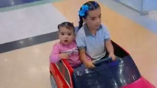 ￼ los feria Isabella y Salomé paseando en Coches en medio de la gente😂♥️🥰😢