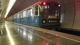 Метро Москвы станция Верхние Лихоборы Люблинско-Дмитровская линия | Прибывает поезд Метро