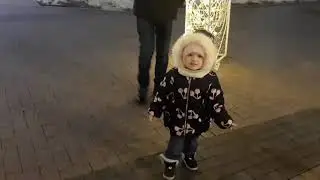 Тимур и Милана гуляют на Площади. ДЕТИ В ВОСТОРГЕ 