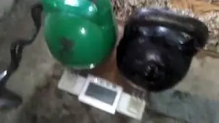 Мельница сидя на полу гири по 32 кг 28 повторений