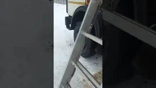 Ремонт мусоровоза КО-427 замена прессующей и подающей плиты, замена передних пружин.