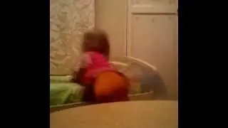 сестренка танцует,прикол,фига  как она попкой крутонула))))