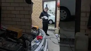 Чето колдует молодой механик) кто с детства в теме тот поймет)