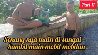 Senang nya maiin di sungai Sambil main Mobil mobilan di Sungai..