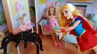 Supergirl rettet Barbie und ihr Baby kämpft gegen Spinne Tarantel Spider