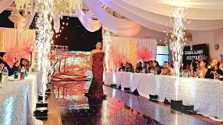 Pasarela de vestidos de gala con 4 chisperos
