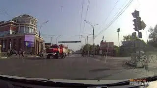 Пешеход в наушниках против пожарной машины EMER200926 144554