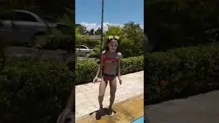 Pulo na piscina com isabelli