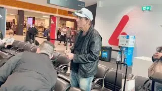ALICE COOPER MEETS FANS AT SYDNEY AIRPORT