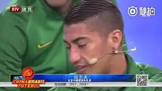 Ralf e Renato Augusto se emocionam em entrevista para TV Chinesa. O volante já fala em tom de adeus.