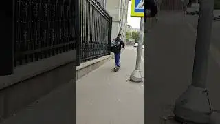 Курьер на самокате неожиданно вылетает сзади 
