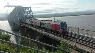 БАМ. Угольный поезд проходит Амурский мост