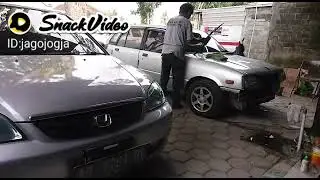 Bersih bersih mobil tua
