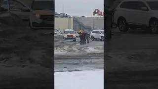 Выяснение отношений возле Ашана в СПб на пр-е Культуры.