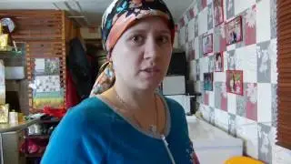 Жена на кухне. Жизнь в деревне.