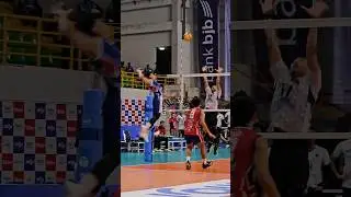 Fahry septian melakukan loncatan untuk melakukan spike menuki tajam 