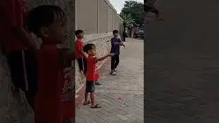 Yang satu cuma bengong.. liat temen nya daling tarik