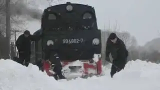 Schmalspurbahn fährt sich hinter Puttbus im Schnee fest