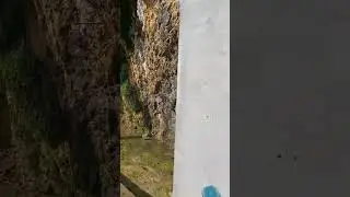 Анапа, высокий берег. Вода стекает со скалы
