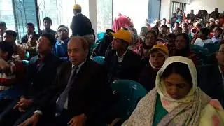 সিরাজদিখান উপজেলা পরিষদে গান করছে আফফান হাওলাাদার মাহিন।