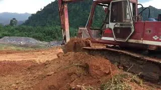 Kecelakaan alat berat Detik detik alat berat jenis excavator terbalik.