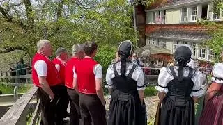 Auftritt des Gruber Chörli am Muttertag 2024 vor dem Urwaldhaus
