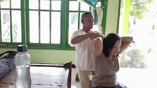 pijat pelenturan bagian punggung