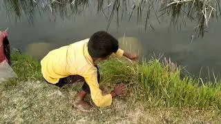 Hook Fishing!गाँव के बच्चे मछली पकड़ते हुए#Amazing fish hunting 🐠🐋🐟इसको बोलते हैं जुगाड़!!