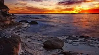 Тихо плещется море у скал