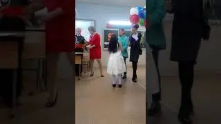 Ксю вручают диплом