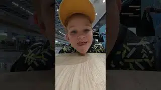 Вася ест мороженое из Макдональдса в ТРЦ "Мозаика"