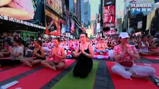 New York Times Meydanında yoga yaptılar