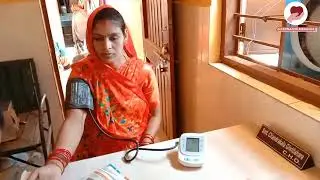 डिजिटल बी.पी. मशीन से गर्भवती महिला की जांच।. how to use digital b.p. operator.