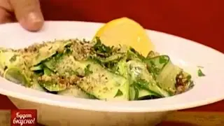 Учимся готовить салат из огурцов с кабачками, орехами и зеленью