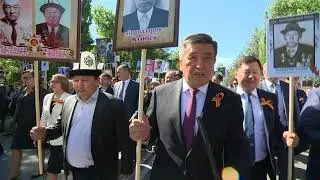 Сооронбай Жээнбеков сегодня, 9 мая принял участие в шествии “Бессмертного полка”