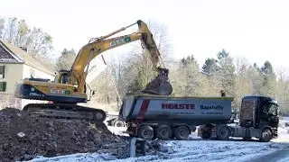 Hyundai Robex 290 - 9 belädt Mercedes Arocs 2648 und Scania R 520 Sattel